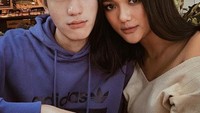 Julian Jacob dikenal sebagai penyanyi yang populer lewat video cover di YouTube. Belakangan nama kekasih Marion Jola ini ramai diperbincangkan publik. Foto: Instagram @julianjacs 