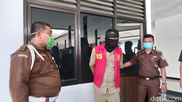 Kejaksaan Negeri Karawang mengeksekusi Kamaludin (48) Kepala Desa Cikampek Utara. Ia ditangkap di kantor desa saat sedang berdinas. Saat tiba di kantor kejaksaan, Kamaludin masih mengenakan seragam.