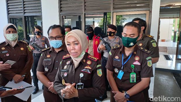 Kejaksaan Negeri Karawang mengeksekusi Kamaludin (48) Kepala Desa Cikampek Utara. Ia ditangkap di kantor desa saat sedang berdinas. Saat tiba di kantor kejaksaan, Kamaludin masih mengenakan seragam.