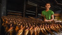 Di desa tersebut terdapat 10 usaha pengasapan ikan yang mampu menyerap tenaga kerja hingga 150 orang. Ikan salai masih dicari pembeli karena bisa tahan hingga berminggu-minggu dan harganya relatif murah, yakni Rp70 ribu per kilogramnya. Ikan salai ini dipasarkan di Sumatera sampai mencanegara, seperti ke Brunai Darusalam, Malaysia, dan Singapura, yang dijual lewat perdagangan lintas batas. Ikan ini kerap dibuat menjadi gulai pucuk ubi, yang merupakan kuliner khas Melayu.