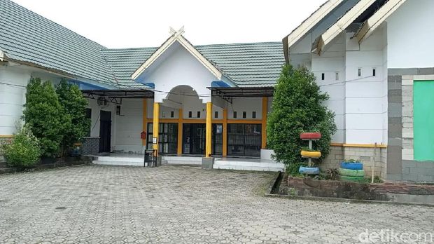 Kantor Dinas Pertanian dan Hortikultura Kabupaten Pinrang ditutup 3 hari karena ada pegawai yang positif Corona (Hasrul Nawir/detikcom)