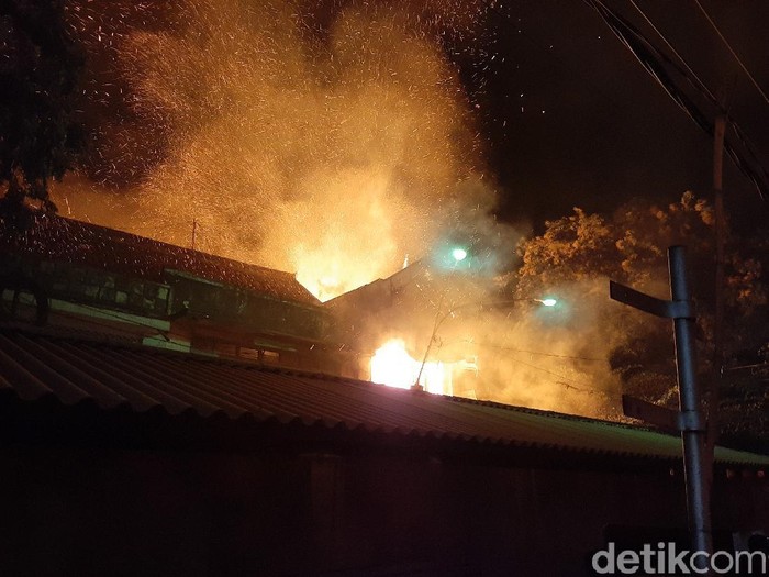 Ruko Penjual  Kerupuk di  Pasar Baru Kota Probolinggo Terbakar
