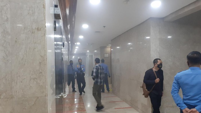 Kepulan asap timbul di Gedung Nusantara II, kompleks MPR/DPR, Senayan, Jakarta. Alarm Kebakaran pun sempat berbunyi.