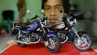 Beginilah salah satu hasil kerajinan Wawang yang siap dipasarkan. Miniatur sepeda motor RX King. Bagus sekali yah, seperti aslinya.