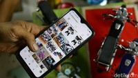 Jika anda tertarik dengan kerajinan ini, bisa langsung melihat di instagram miliknya di @riz_miniaturmotor yang juga mendisplay seluruh hasil karyanya yang siap dijual. 