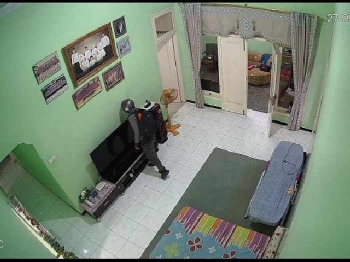 Komplotan pencuri yang menggasak harta Rp 600 juta di Kudus terekam kamera CCTV, Selasa (29/9/2020).