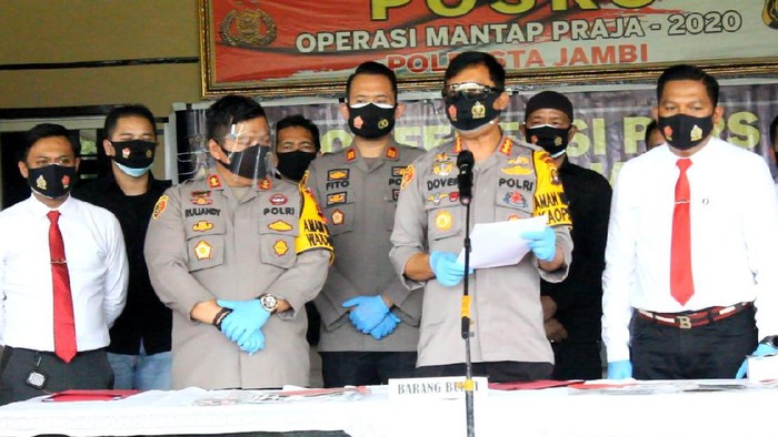 Konferensi pers penangkapan perampok toko emas Rp 9 miliar di Jambi (Ferdi-detikcom)