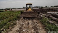 Kepala Dinas Bina Marga DKI, Hari Nugroho, mengatakan pihaknya tengah membuat akses jalan menuju lahan pemakaman.