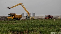 Hari menyebut pengerjaan lahan pemakaman jenazah COVID-19 di Rorotan mengerahkan alat berat, seperti tiga unit ekskavator hingga satu unit mesin giling dan 10 unit dump truck.