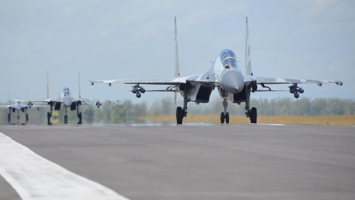 Penerbang tempur menerbangkan pesawat Sukhoi menuju Air Weapon Range (AWR) Pandanwangi Lumajang dari Lanud Iswahjudi Magetan, Jawa Timur, Selasa (29/9/2020). Kegiatan tersebut dalam rangka mengikuti manuver lapangan Latihan Puncak Komando Operasi Angkatan Udara II Sikatan Daya 2020 di AWR Pandanwangi Lumajang. ANTARA FOTO/Penerangan Lanud Iswahjudi/sis/hp.