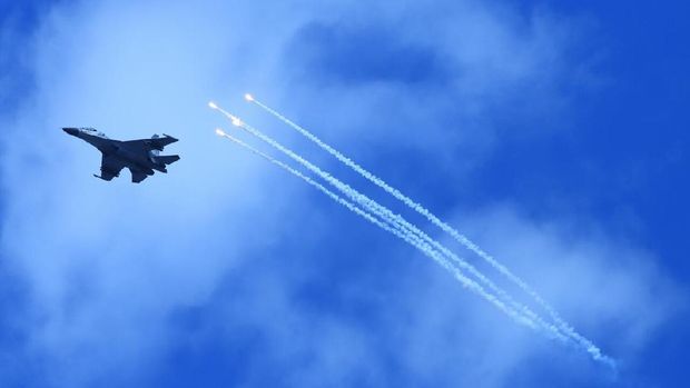 latihan tempur tni au, latihan perang tni al, ksau marsekal Fadjar Prasetyo, simulasi pesawat tni au meroket daratan, air combat manuver, dog fight
