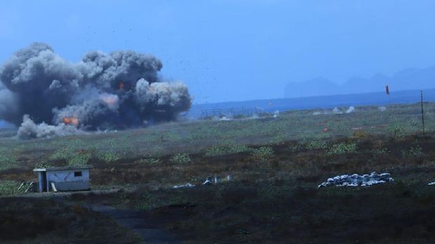 latihan tempur tni au, latihan perang tni al, ksau marsekal Fadjar Prasetyo, simulasi pesawat tni au meroket daratan, air combat manuver, dog fight