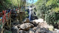 Banyak pengunjung yang datang ke Curug Gending Asmoro hanya karena penasaran ingin mendengarkan suara gamelan gaib itu. Ada pengunjung yang menunggu seharian suara tersebut. Ada yang kemudian mengaku mendengar suara gamelan. 