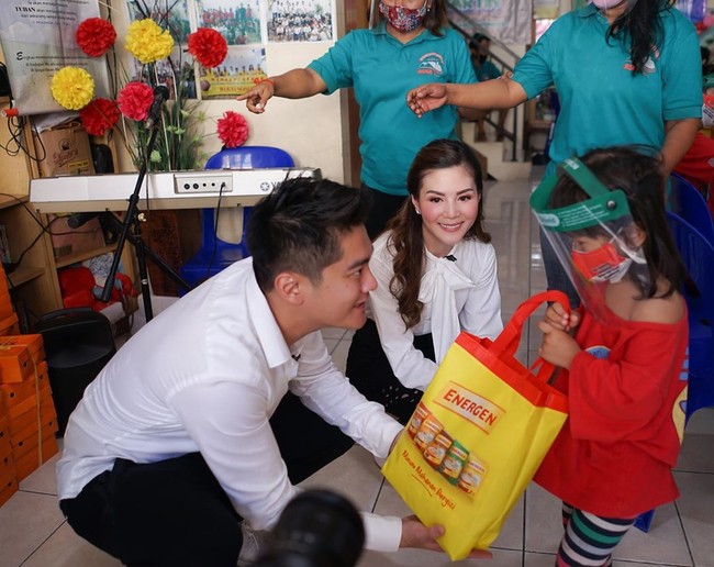 Pertambahan usia dijadikannya sebagai momen untuk berbagi kepada sesama yang membutuhkan. Panti Asuhan Rumah Singgah Kasih Ampera pun jadi pilihan tempat yang didatanginya bersama calon menantu, Boy William. Foto: Instagram/@margaretvivi