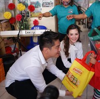 Pertambahan usia dijadikannya sebagai momen untuk berbagi kepada sesama yang membutuhkan. Panti Asuhan Rumah Singgah Kasih Ampera pun jadi pilihan tempat yang didatanginya bersama calon menantu, Boy William. Foto: Instagram/@margaretvivi