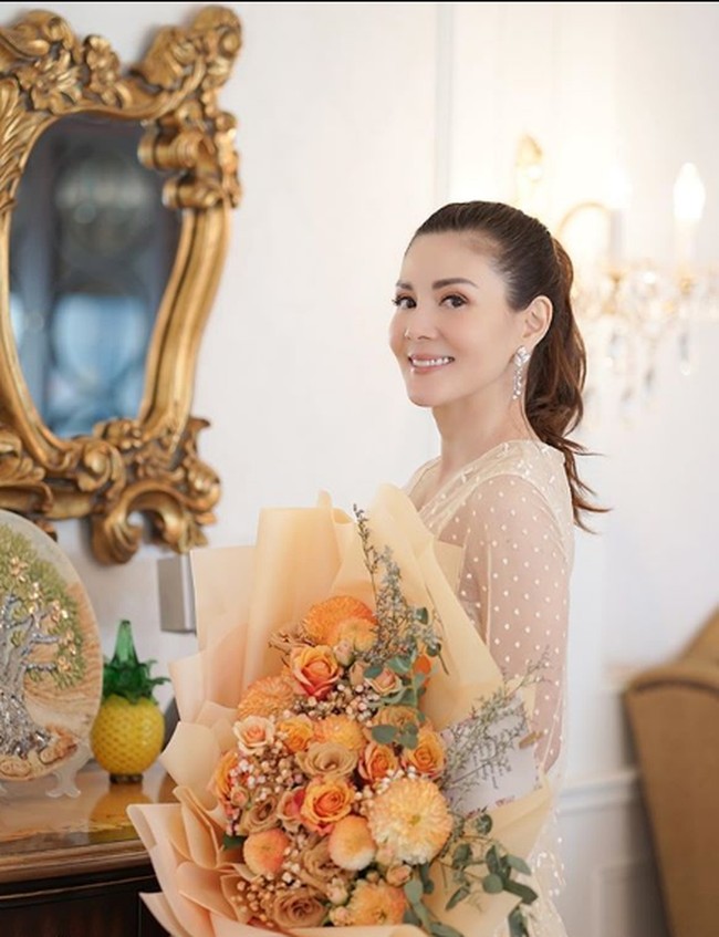 Netizen memuji penampilan Margaret Vivi yang terlihat cantik dan awet muda. Bahkan ada beberapa yang tidak percaya kalau dirinya sudah memasuki usia kepala lima. Foto: Instagram/@margaretvivi