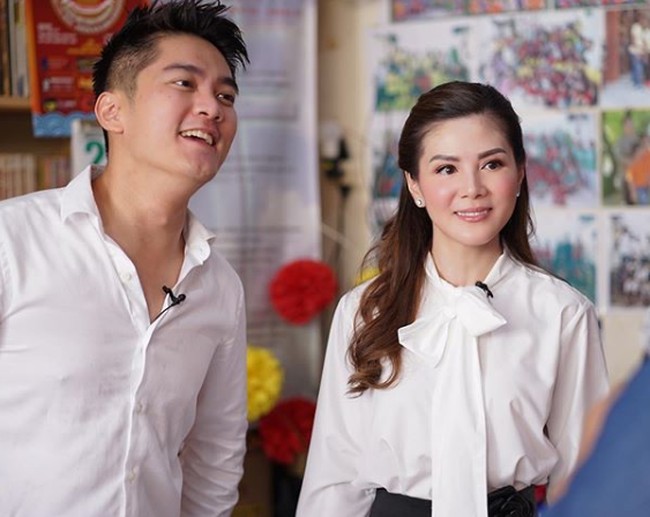 Ia diketahui dekat dengan Boy William. Kebersamaan mereka kerap ditunjukkan di media sosial. Termasuk saat calon menantunya itu menemaninya berkunjung ke panti asuhan. Bahkan salah satu pengurus panti asuhan tersebut mengira mereka adalah pasangan yang tentu saja menimbulkan gelak tawa. Foto: Instagram/@margaretvivi