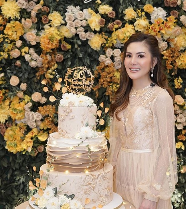 Margaret Vivi juga merayakan ulang tahun dengan menggelar pesta meriah di rumahnya. Mengenakan gaun warna beige, istri pengusaha Hartono Hosea ini tampil cantik dengan riasan nuansa nude. Foto: Instagram/@margaretvivi