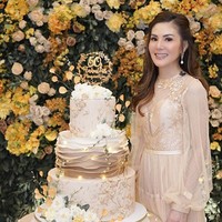 Margaret Vivi juga merayakan ulang tahun dengan menggelar pesta meriah di rumahnya. Mengenakan gaun warna beige, istri pengusaha Hartono Hosea ini tampil cantik dengan riasan nuansa nude. Foto: Instagram/@margaretvivi