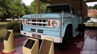 Selain itu, terdapat pula koleksi mobil kuno yang memiliki keterkaitan dengan peristiwa tersebut.