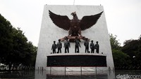 Monumen Pancasila Sakti yang berada di kawasan Jakarta Timur, dibangun di masa kepemimpinan Presiden Kedua Indonesia, Soeharto dan diresmikan pada 1 Oktober 1973 bertepatan dengan Hari Kesaktian Pancasila.