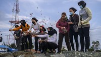 Sejumlah anggota kepolisian menabur bunga di bekas lokasi tsunami di Pantai Talise, Palu, Sulawesi tengah, Senin (28/9/2020). ANTARA FOTO/Basri Marzuki