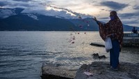 Tabur bunga itu untuk mendoakan dan mengenang rekan mereka yang menjadi korban terjangan tsunami pada 28 September 2018 atau tepat dua tahun lalu. Puluhan anggota kepolisian dinyatakan hilang pada peristiwa tersebut. ANTARA FOTO/Basri Marzuki