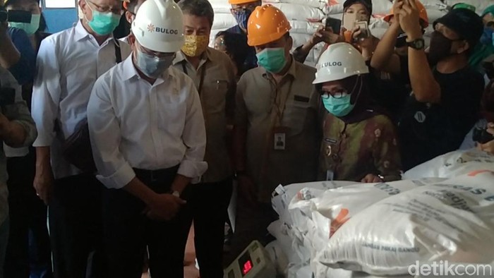 Menko PMK Muhadjir Effendy cek beras bansos di Pekalongan