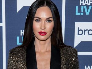 Megan Fox Pakai Manikur Warna-warni, Rayakan Jadi Biseksual