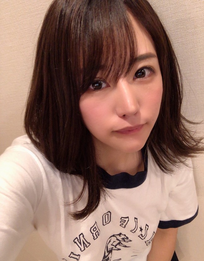 Juga mentalku sangat tidak stabil dan aku sering ingin tiba-tiba menangis ketika kelas. Aku pikir aku tidak bisa melanjutkan hidup seperti itu dan ketika aku lulus aku bersiap untuk putus hubungan dengan teman-temanku. Aku mengaku kepada ibuku bahwa aku ingin operasi plastik secepat mungkin, tambah wanita yang kini sering memberi konsultasi pada calon pasien oplas itu. Foto: Twitter @Qpr_7