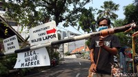 Diketahui, mini lockdown yang dimaksud ialah pembatasan berskala mikro baik itu di tingkat desa, kampung, RW/RW, kantor maupun pondok pesantren.