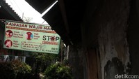 Sejumlah kawasan di Jakarta pun diketahui menerapkan pembatasan sosial berskala mikro tersebut. Selain itu, imbauan untuk menerapkan protokol kesehatan pun terpasang di sejumlah sudut lingkungan tempat tinggal warga.
