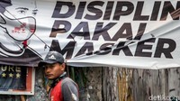 Salah satu protokol kesehatan yang harus dipatuhi oleh masyarakat adalah menggunakan masker saat beraktivitas di luar rumah.