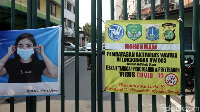 Mini Lockdown Jadi Pilihan untuk Tekan Kasus COVID-19 Sejumlah kawasan terapkan lockdown skala kecil guna cegah virus Corona. Pembatasan aktivitas skala mikro itu dinilai efektif untuk kendalikan penularan virus.