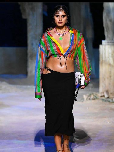 Versace gandeng tiga model plus size di fashion show Milan Fashion Week.