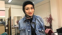 Nathalie Holscher mantap berhijab usai mualaf. Foto: Hanif Hawari/detikHOT