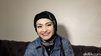 Si cantik Nathalie Holscher memutuskan untuk menjadi mualaf dan memakai hijab. Foto: Hanif Hawari/detikHOT