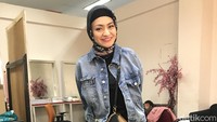 Nathalie Holscher memadukan hijab dengan jaket jeans. Foto: Hanif Hawari/detikHOT