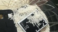  Beras bisa jadi penolong saat handphone mati karena tercebur air. Cara ini sudah lama dilakukan dan terbukti ampuh membuat handphone kembali nyala. Sementara orang kaya, tentu akan membeli handphone baru. Foto: twitter @bacotanmika