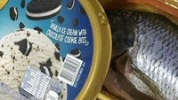Orang kaya juga tak akan tahu bagaimana rasanya kecewa saat gagal makan es krim. Sudah bawa sendok tapi isi kotak es krim malah ikan mentah. Foto: twitter @bacotanmika