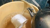 Ternyata netizen punya pengalaman unik terkait hal-hal yang tidak dipahami orang kaya. Salah satunya yakni masak air saat akan mandi dengan air hangat.Foto: twitter @bacotanmika