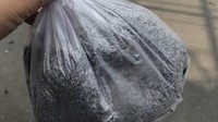 Ada yang tahu isi bungkusan ini? Netizen mengklaim orang kaya tak akan tahu soal abu gosok. Biasanya benda ini dijadikan campuran sabun saat mencuci panci yang cemong. Foto: twitter @bacotanmika