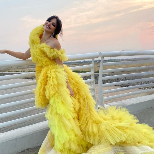 Nia Ramadhani juga pernah mengekspresikan aura glamornya dengan gaun kuning bervolume yang penuh tulle. (Foto: Instagram/@ramadhaniabakrie)