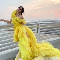 Nia Ramadhani juga pernah mengekspresikan aura glamornya dengan gaun kuning bervolume yang penuh tulle. (Foto: Instagram/@ramadhaniabakrie)