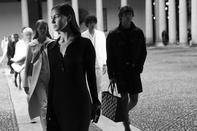 Penampilan Nicole Poturalski juga dimaksimalkan dengan gelang bernuansa sporty dalam warna hijau yang kontras. Tidak ketinggalan sepatu sandal hitam dengan aksen hijau senada. (Foto: Getty Images/Vittorio Zunino Celotto)