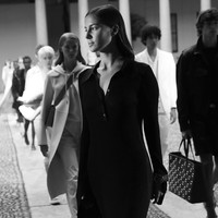 Penampilan Nicole Poturalski juga dimaksimalkan dengan gelang bernuansa sporty dalam warna hijau yang kontras. Tidak ketinggalan sepatu sandal hitam dengan aksen hijau senada. (Foto: Getty Images/Vittorio Zunino Celotto)