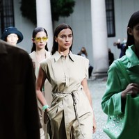 Di fashion show koleksi Spring-Summer 2021 tersebut, Nicole Poturalski bersandingan dengan beberapa model terkenal. Salah satunya Irina Shayk yang bergaya elegan dengan jumpsuit asimetris berwarna coklat nan modern. (Foto: Getty Images/Vittorio Zunino Celotto)