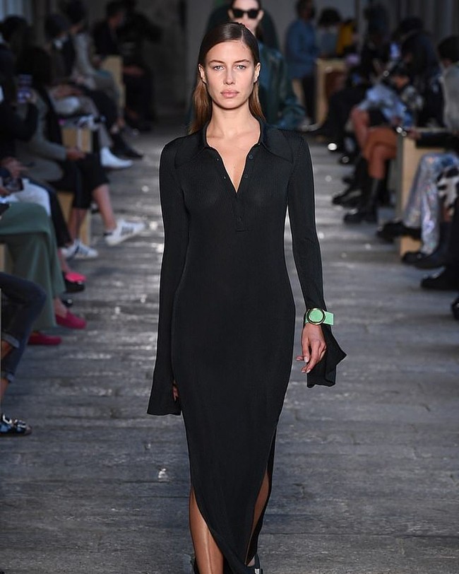 Nicole menjadi satu dari sekian banyak model yang melenggang di catwalk Hugo Boss baru-baru ini. Perempuan 27 tahun tersebut menebar pesonanya dalam balutan shirt-dress hitam dengan siluet yang mengikuti lekuk tubuhnya yang seksi. (Foto: Instagram/@nico.potur)