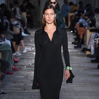 Nicole menjadi satu dari sekian banyak model yang melenggang di catwalk Hugo Boss baru-baru ini. Perempuan 27 tahun tersebut menebar pesonanya dalam balutan shirt-dress hitam dengan siluet yang mengikuti lekuk tubuhnya yang seksi. (Foto: Instagram/@nico.potur)