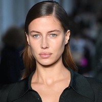 Wajahnya hadir dengan sapuan makeup minimalis yang natural. Sementara itu, rambut panjangnya dibiarkan tergerai bebas sehingga semakin mempertegas kecantikan alaminya. (Foto: Instagram/@nico.potur)